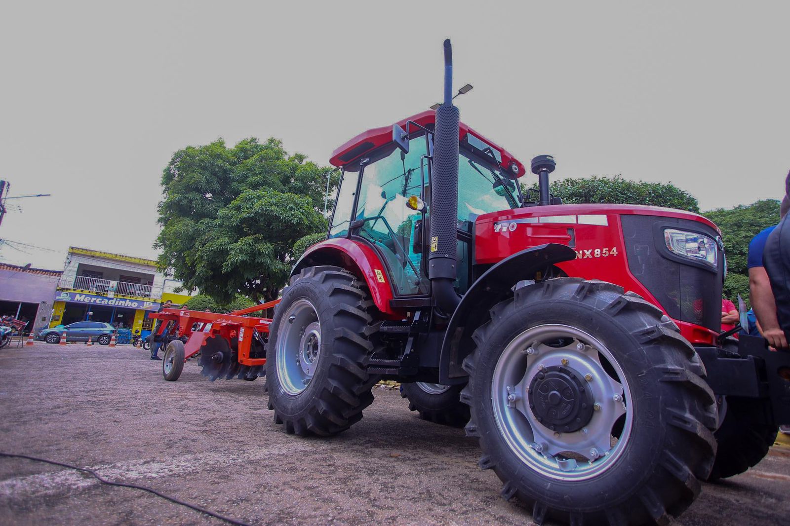 Santa Cruz recebe trator do IPA para fortalecer a agricultura