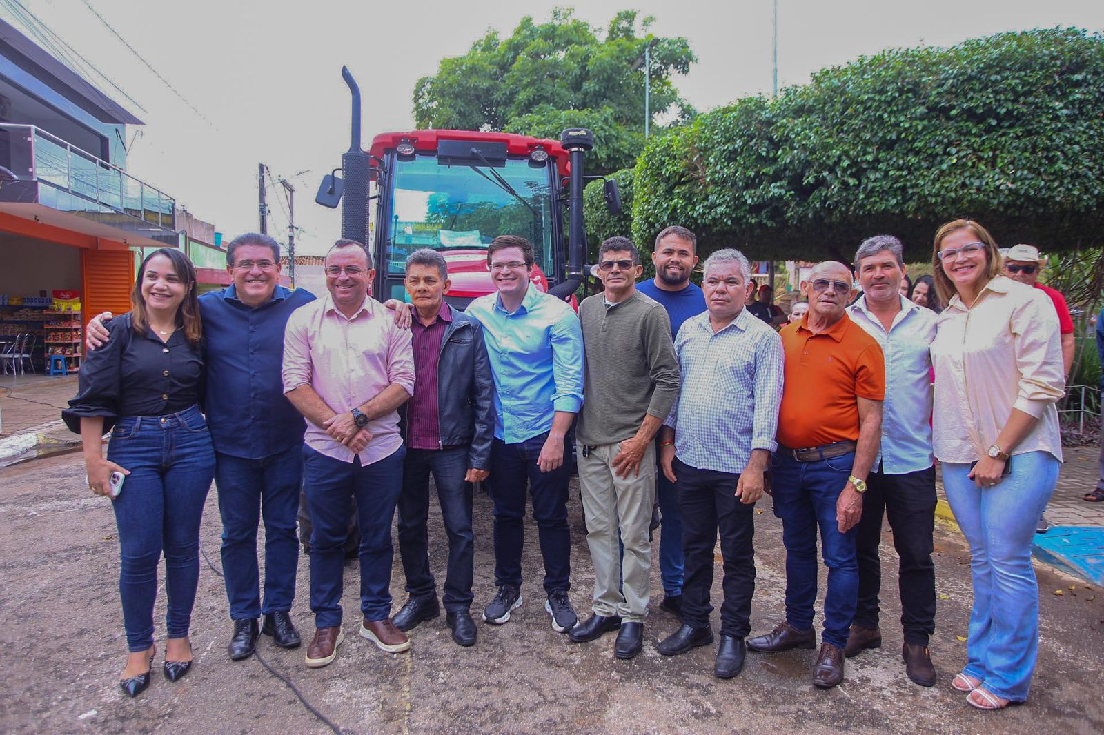 Santa Cruz recebe trator do IPA para fortalecer a agricultura