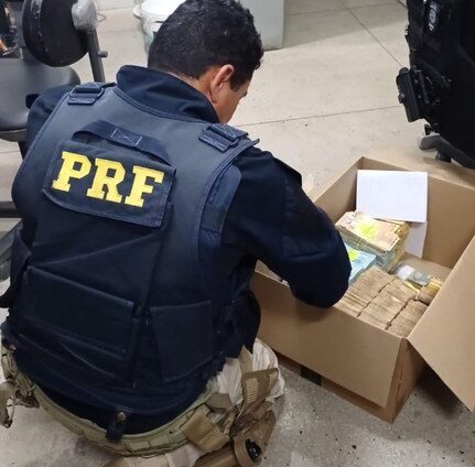 PRF e PMRN recuperam R$ 947 mil furtados de banco em PE 1 PRF e PMRN recuperam R$ 947 mil furtados de banco em PE - Foto: Divulgação/PRF