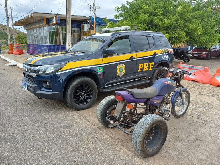 Triciclo adulterado é apreendido pela PRF em Serra Talhada 1 Triciclo adaptado e adulterado é apreendido pela PRF em Serra Talhada - Foto: Divulgação/PRF