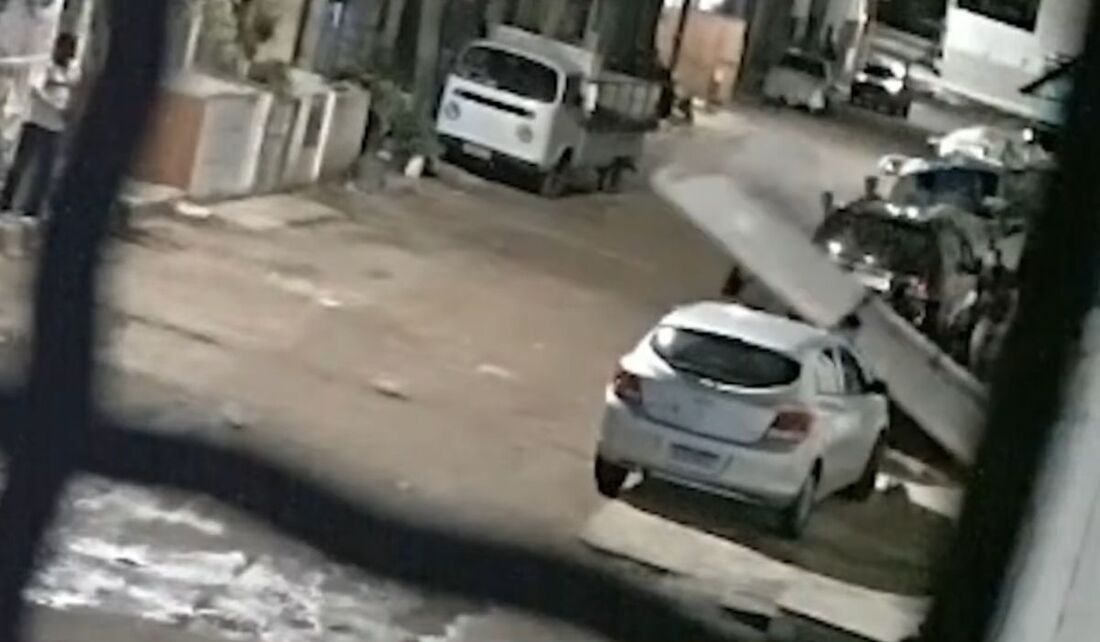 Homem morre esmagado após portão cair sobre ele em oficina 1 Homem morre esmagado após portão cair sobre ele em oficina - Foto: TV Tribuna/Reprodução
