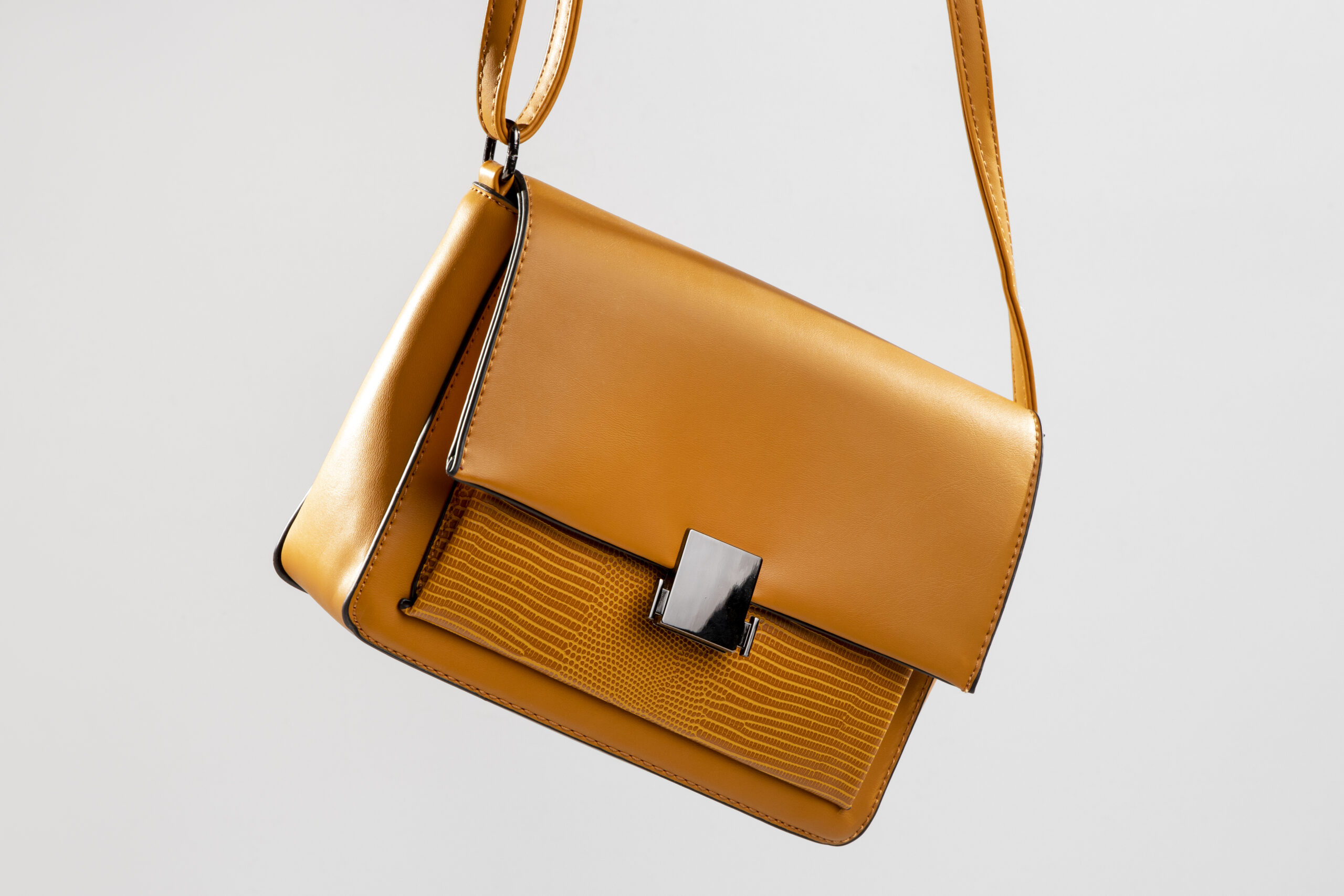 Idosa pede ajuda para encontrar bolsa perdida em ST - Imagem Ilustrativa/Freepik