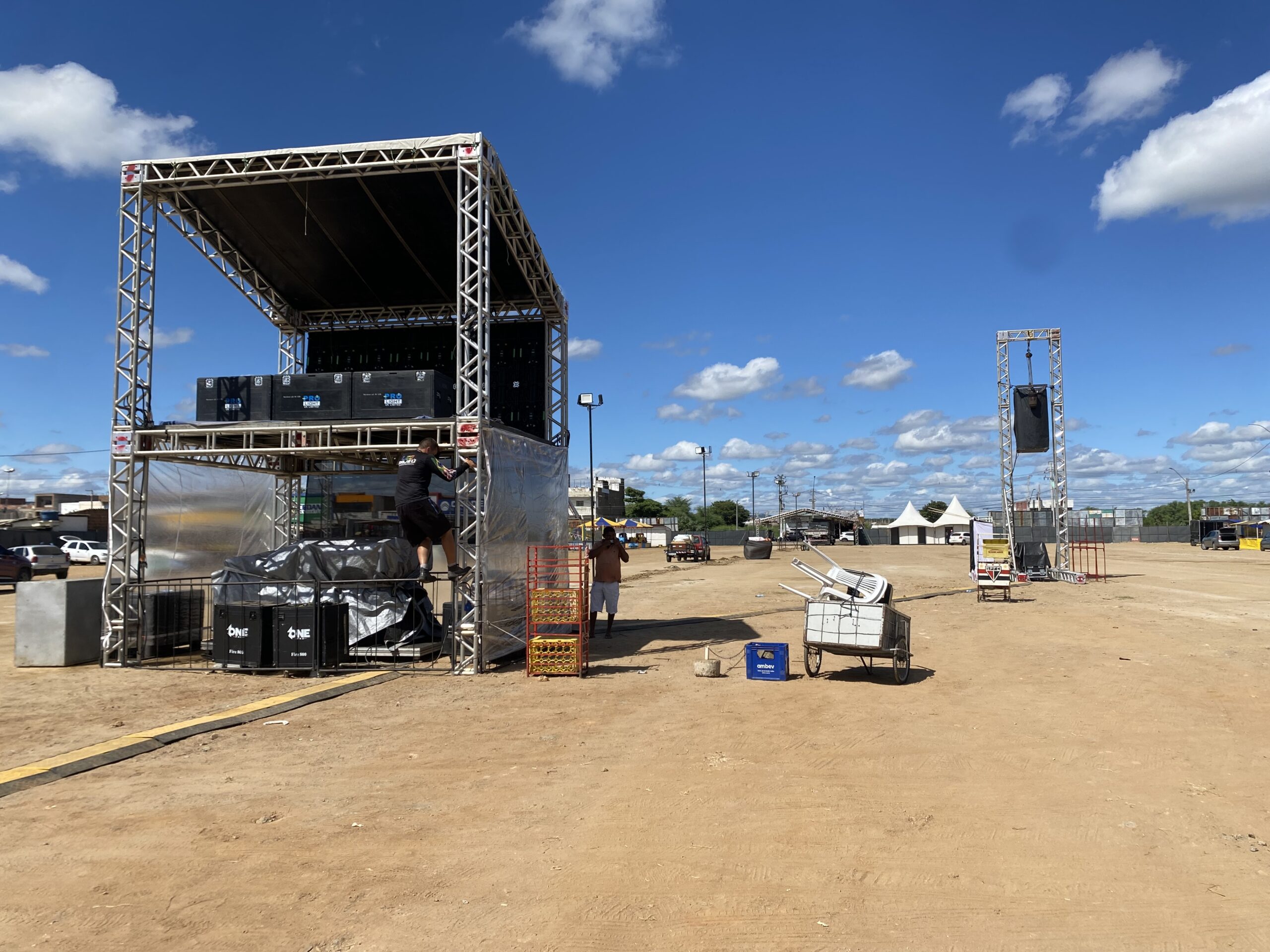 Festa com mega estrutura embala alegria dos serra-talhadenses nesta 2ª