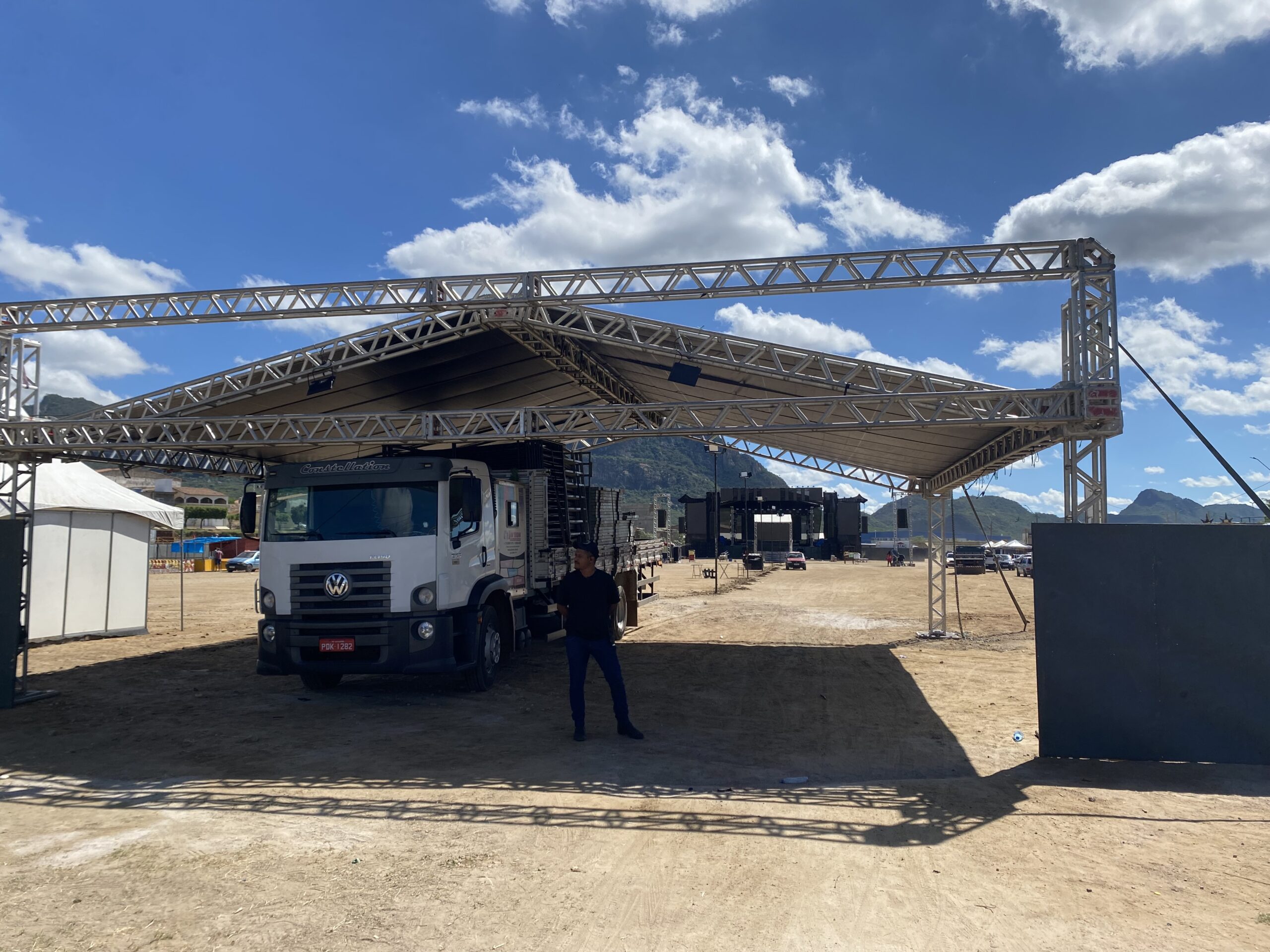 Festa com mega estrutura embala alegria dos serra-talhadenses nesta 2ª