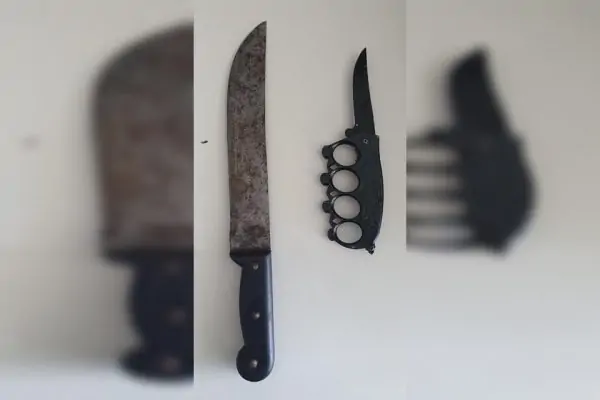 Adolescentes armados com facões 