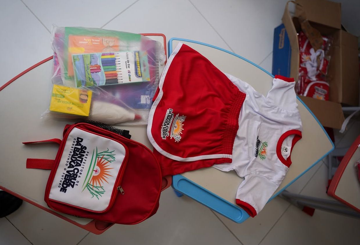 Dr. Ismael inicia entrega de fardamentos e kits escolares