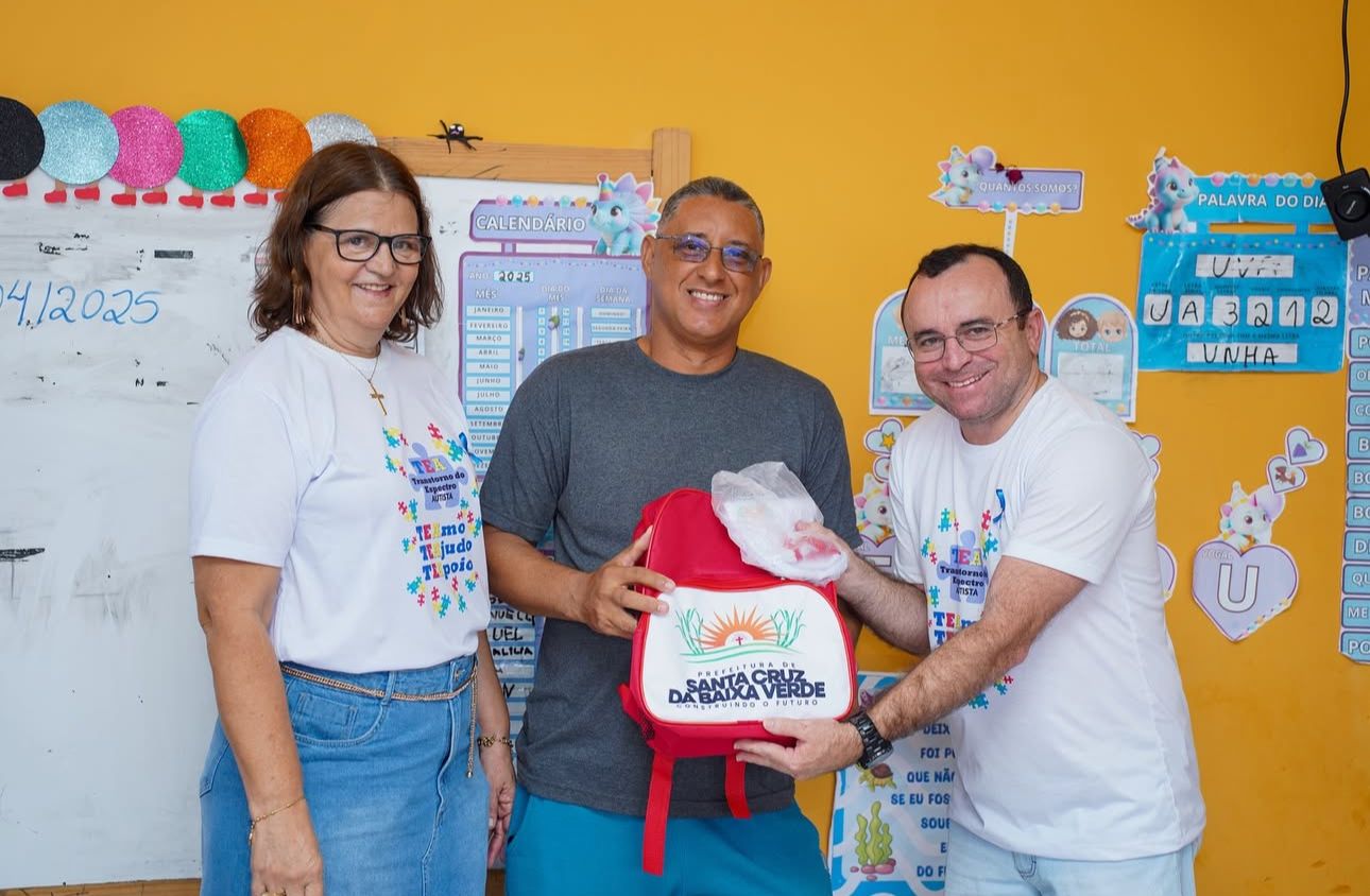 Dr. Ismael inicia entrega de fardamentos e kits escolares
