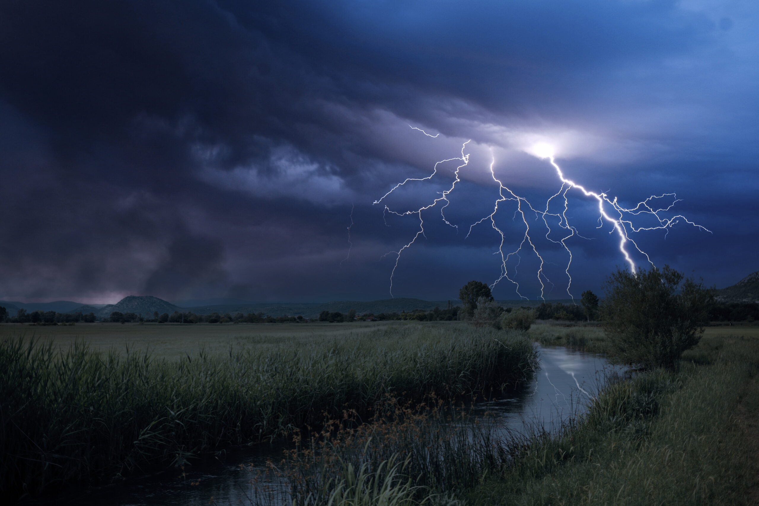 Tempestades com tornado deixam 21 mortos nos Estados Unidos 1 Tempestades deixam 21 mortos nos Estados Unidos - Imagem: Freepik