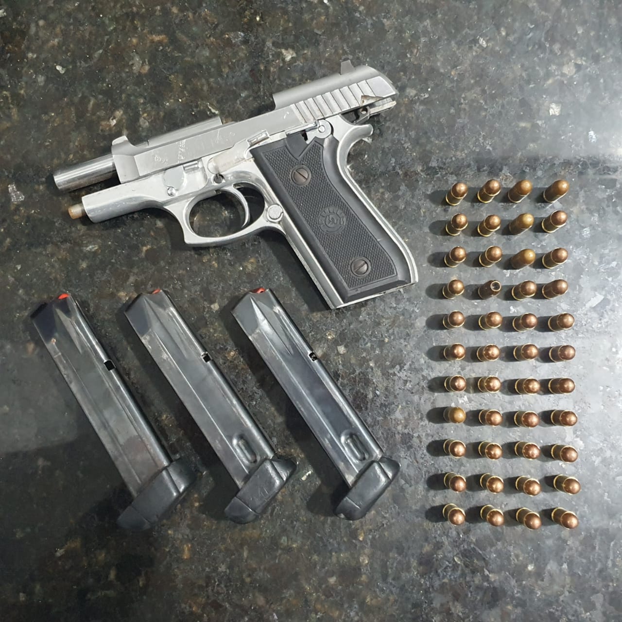 PRF prende homem com pistola, munições e carro roubado em ST