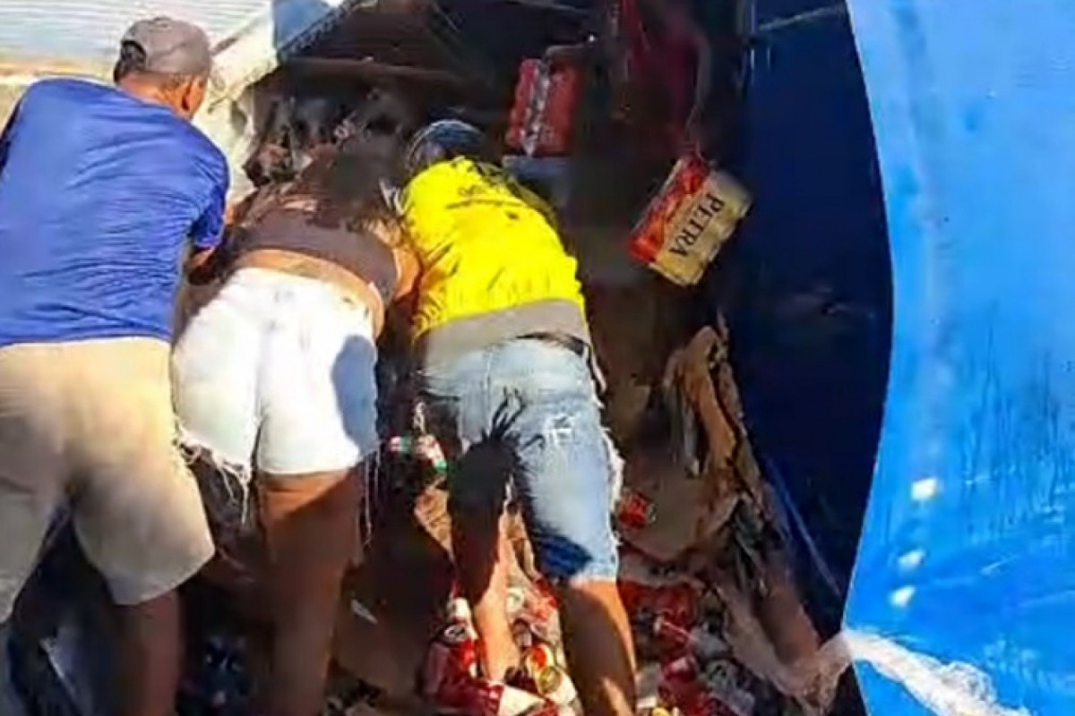 Caminhão tomba e população saqueia cerveja na BR-408 1 Caminhão tomba e população saqueia cerveja na BR-408 - Foto: Reprodução/Redes sociais