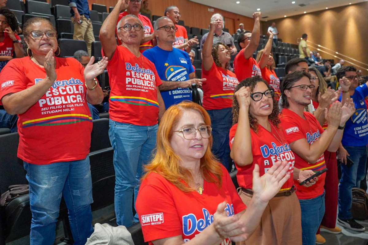 Professores fazem pressão nos deputados e vão parar nesta segunda-feira (9)