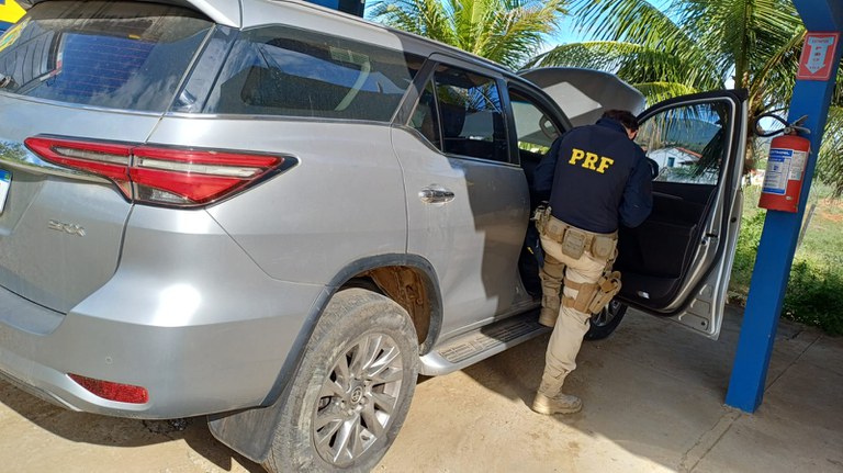 Carro de luxo roubado em Minas Gerais é recuperado em ST