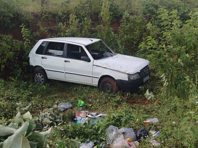 Motorista perde controle de veículo em estrada do Sertão do Pajeú