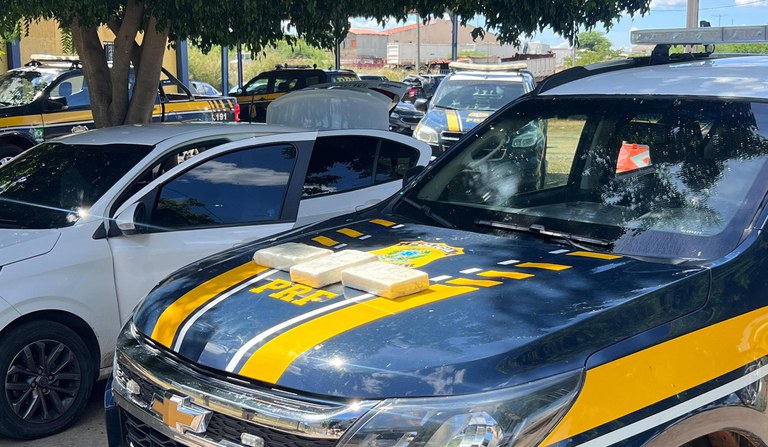 Homem é detido pela PRF com cocaína e carro roubado 1 Homem é detido com cocaína, carro roubado e documento falso - Foto: Divulgação