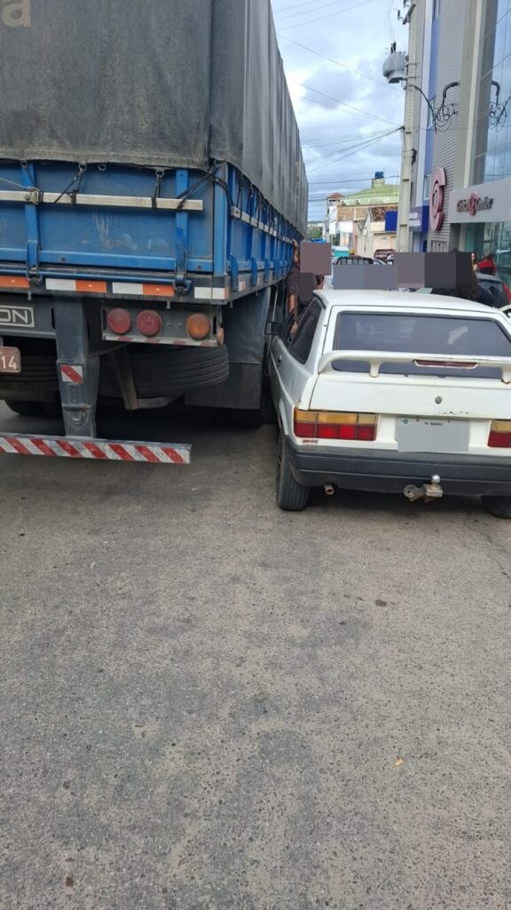Condutora perde controle de veículo e colide com caminhão no Pajeú
