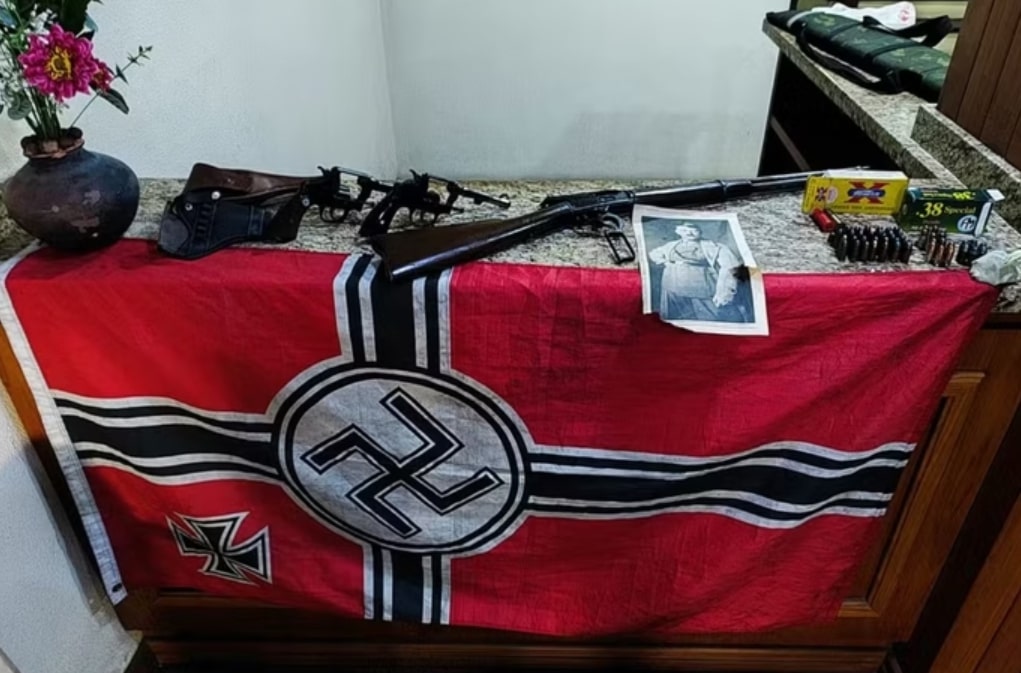 Homem é preso no RS com bandeira nazista e foto de Hitler na geladeira 1 Homem é preso no RS com bandeira nazista e foto de Hitler na geladeira - Foto: Divulgação
