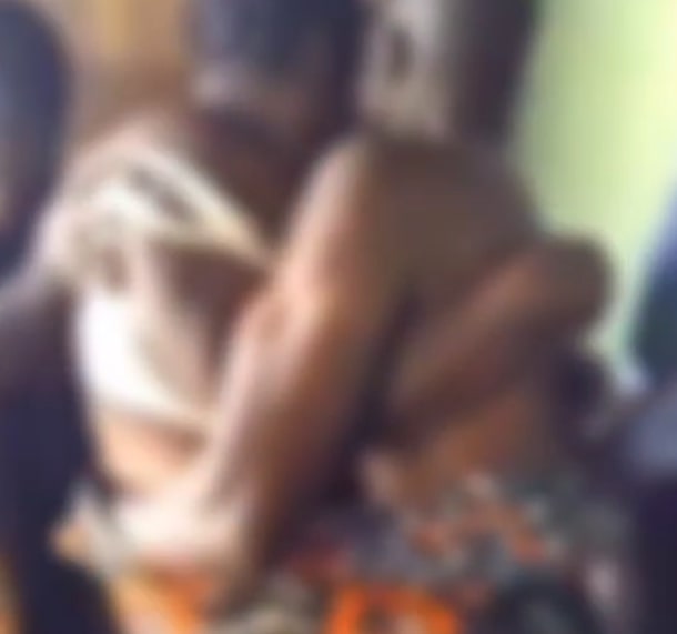 Vídeo: casal confunde cola com lubrificante íntimo e acabam colados 1 Casal confunde cola com lubrificante íntimo e acaba colado em sexo - Imagem: Reprodução/Redes Sociais
