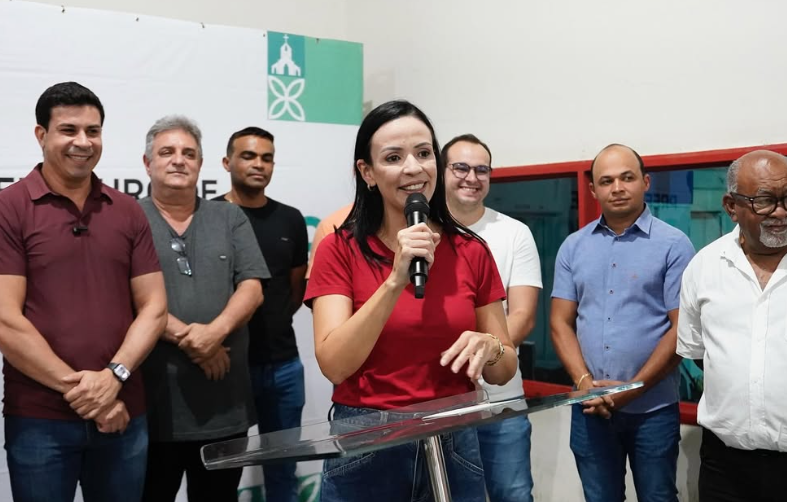 Durante entrega de trator, Márcia diz que Lula tem olhar especial por ST
