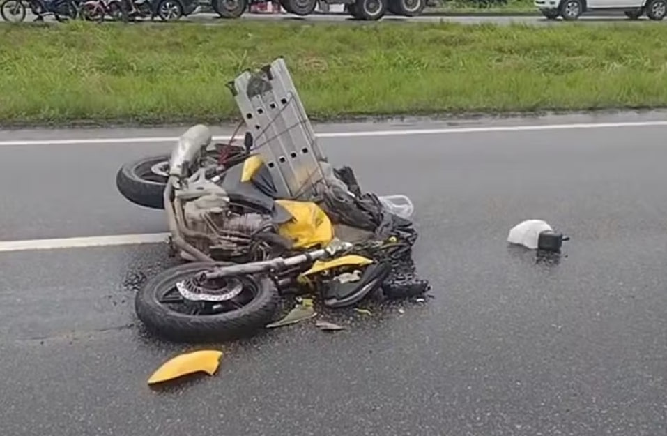 Homem cai de moto e morre após ser atropelado 1 Homem cai de moto e morre após ser atropelado por carreta na BR-101 - Foto: Reprodução/WhatsApp