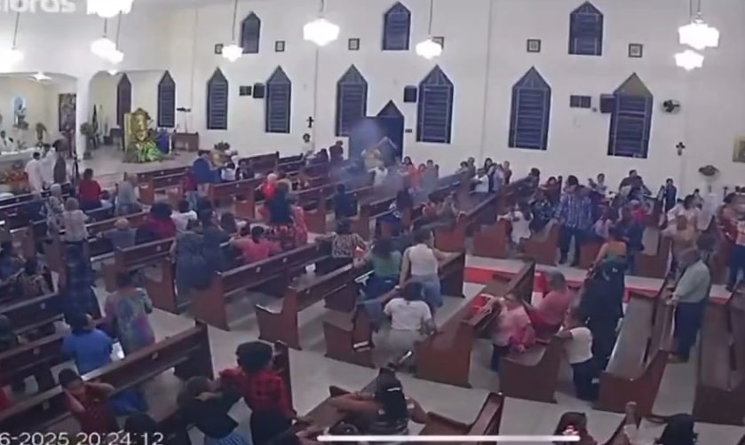 Vídeo: Rojão explode dentro de igreja durante missa e assusta fiéis 1 Vídeo: Rojão explode dentro de igreja durante missa e assusta fiéis - Imagem: Reprodução/Redes Sociais
