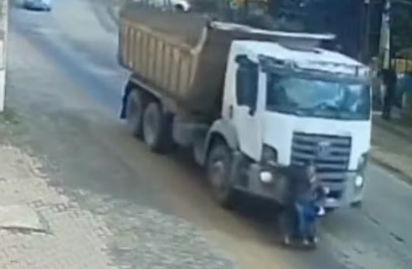 Vídeo: Idoso cadeirante é arrastado por caminhão no Rio Grande do Sul 1 Vídeo: idoso cadeirante é arrastado por caminhão no Rio Grande do Sul - Imagem: Reprodução/Redes Sociais