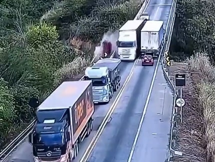 Vídeo: carro é arremessado de ponte após ser atingido por carreta 1 Vídeo: carro é arremessado de ponte após ser atingido por carreta - Imagem: Reprodução