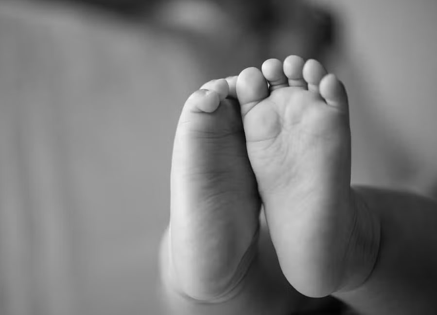 Bebê morre após vomitar leite e ser colocado de bruços pelo pai que havia tomado cachaça 1 Bebê morre após vomitar leite e ser colocado de bruços pelo pai que havia tomado cachaça - Foto: Freepik