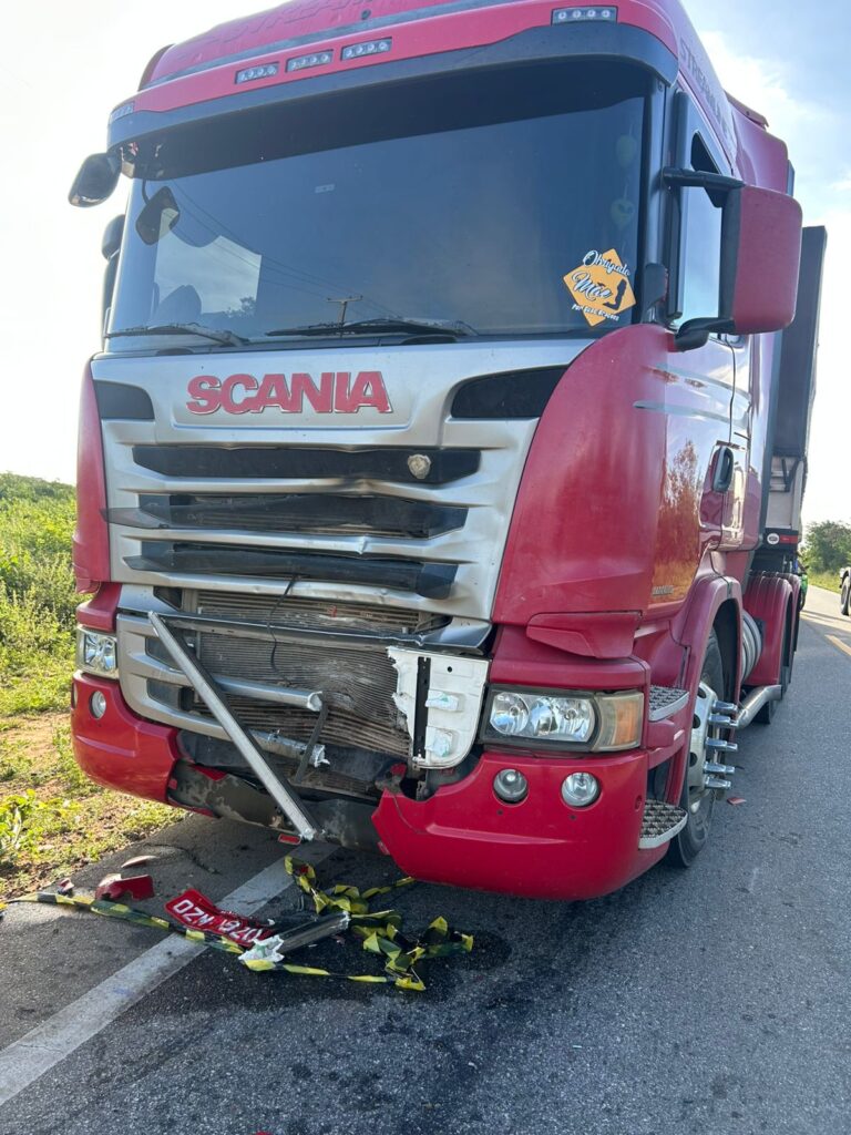 Acidente em rodovia sertaneja deixa duas pessoas mortas e outra ferida