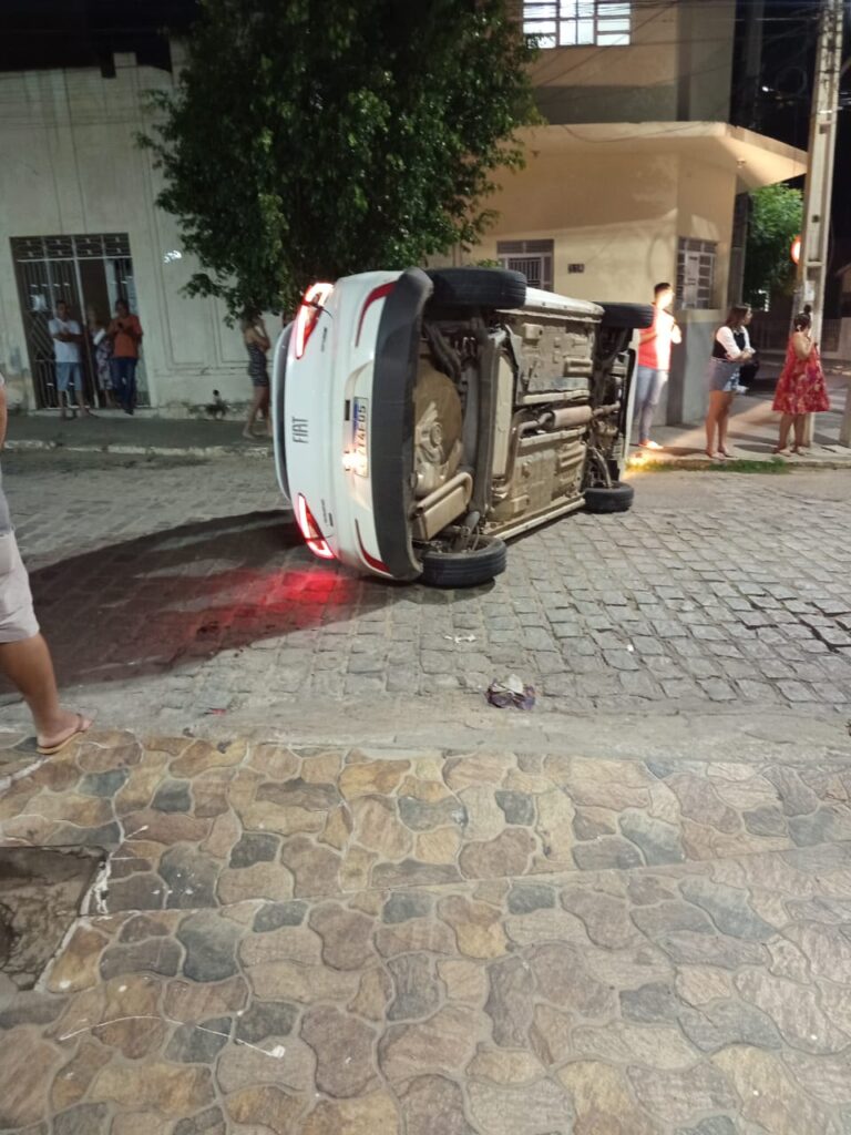 Colisão e capotamento em cruzamento no Centro de ST