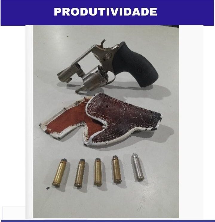 Homem é preso com arma e munição próximo à rodoviária de ST 1 homem preso com arma e munição