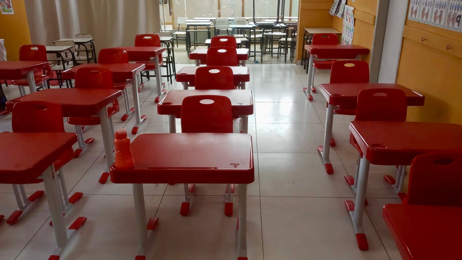 Santa Cruz reforça estrutura escolar com nova entrega de mesas e carteiras