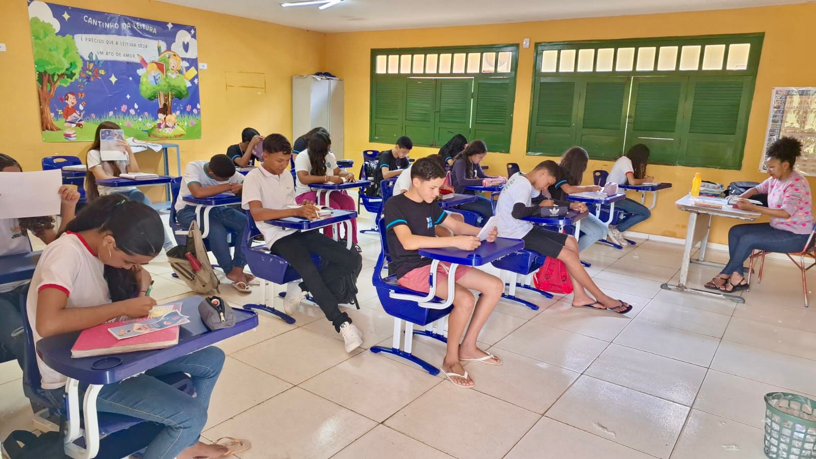 Santa Cruz reforça estrutura escolar com nova entrega de mesas e carteiras