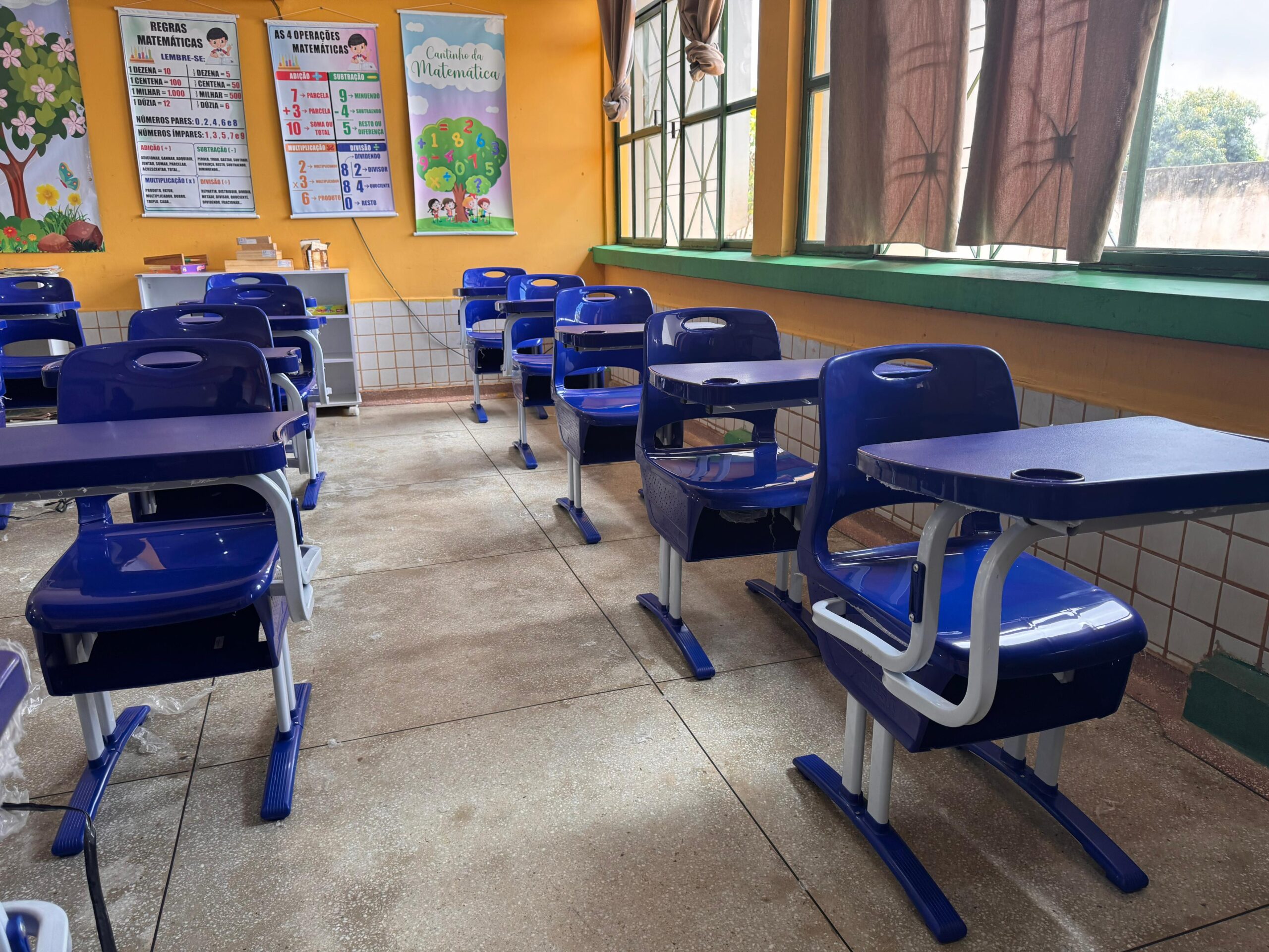 Santa Cruz reforça estrutura escolar com nova entrega de mesas e carteiras 1 Santa Cruz da Baixa Verde