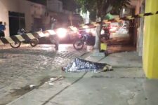 homem morto golpes de faca