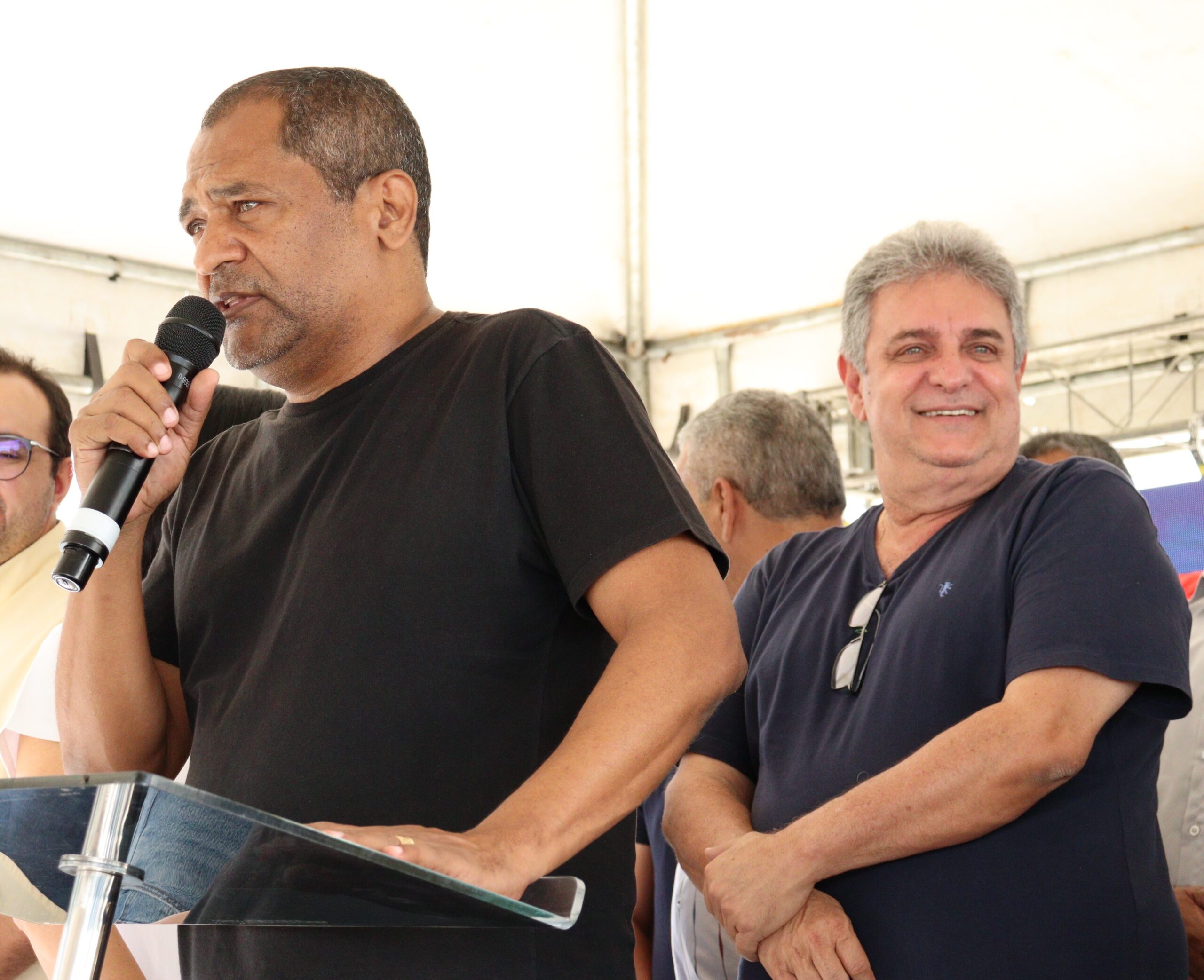 Márcia diz que Monteiro é 'salvador da pátria' e faz anúncios