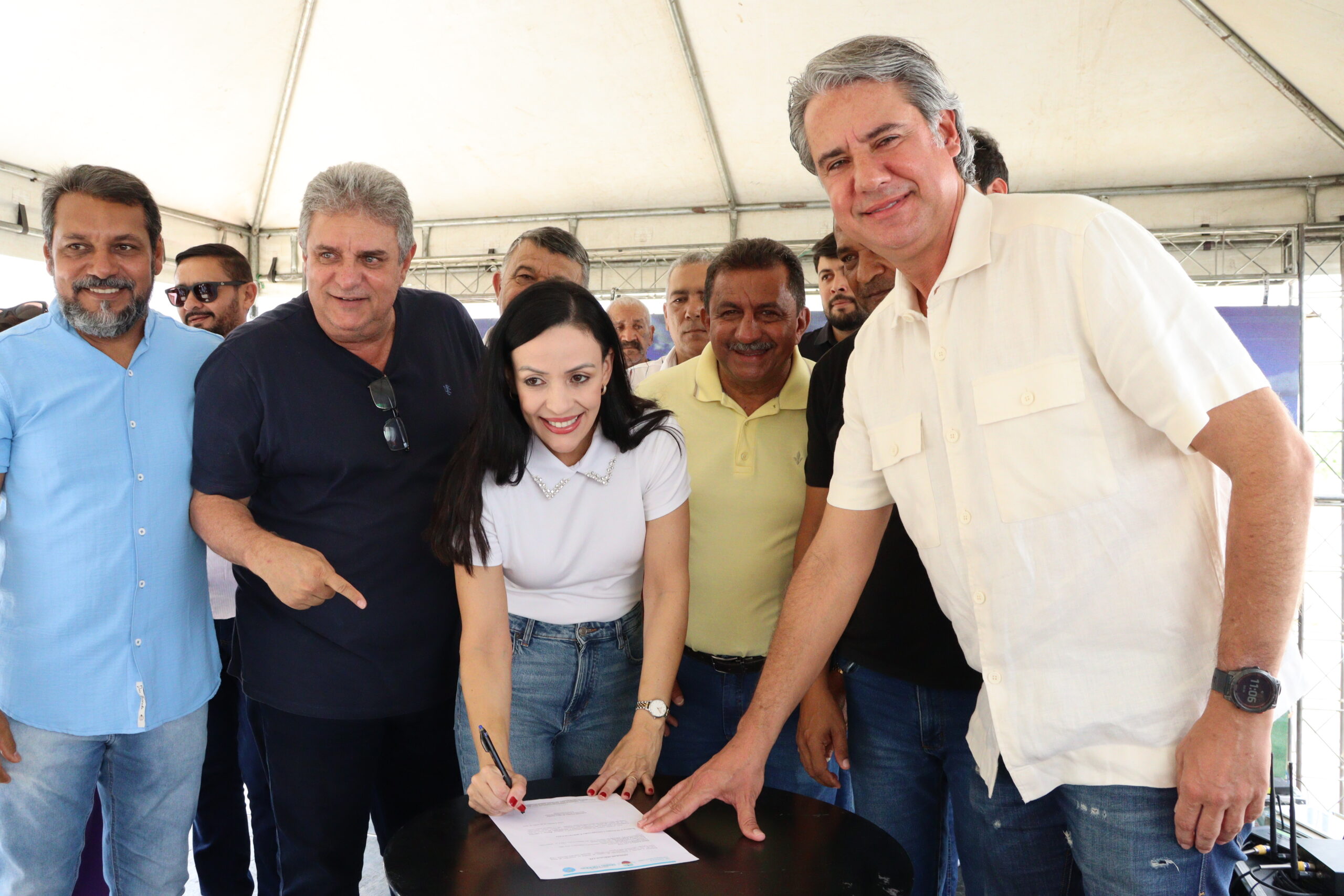 Márcia diz que Monteiro é 'salvador da pátria' e faz anúncios
