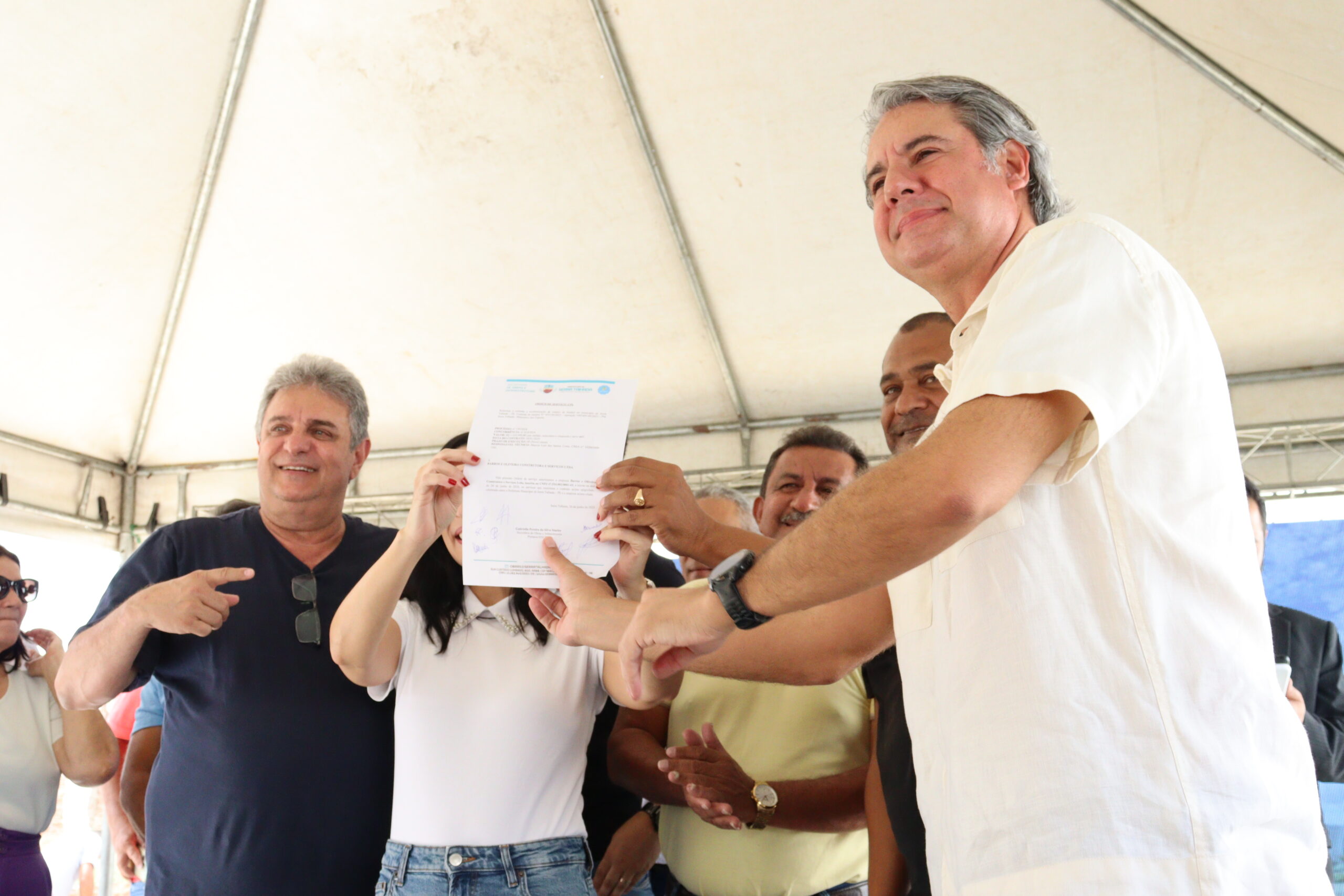 Márcia diz que Monteiro é 'salvador da pátria' e faz anúncios