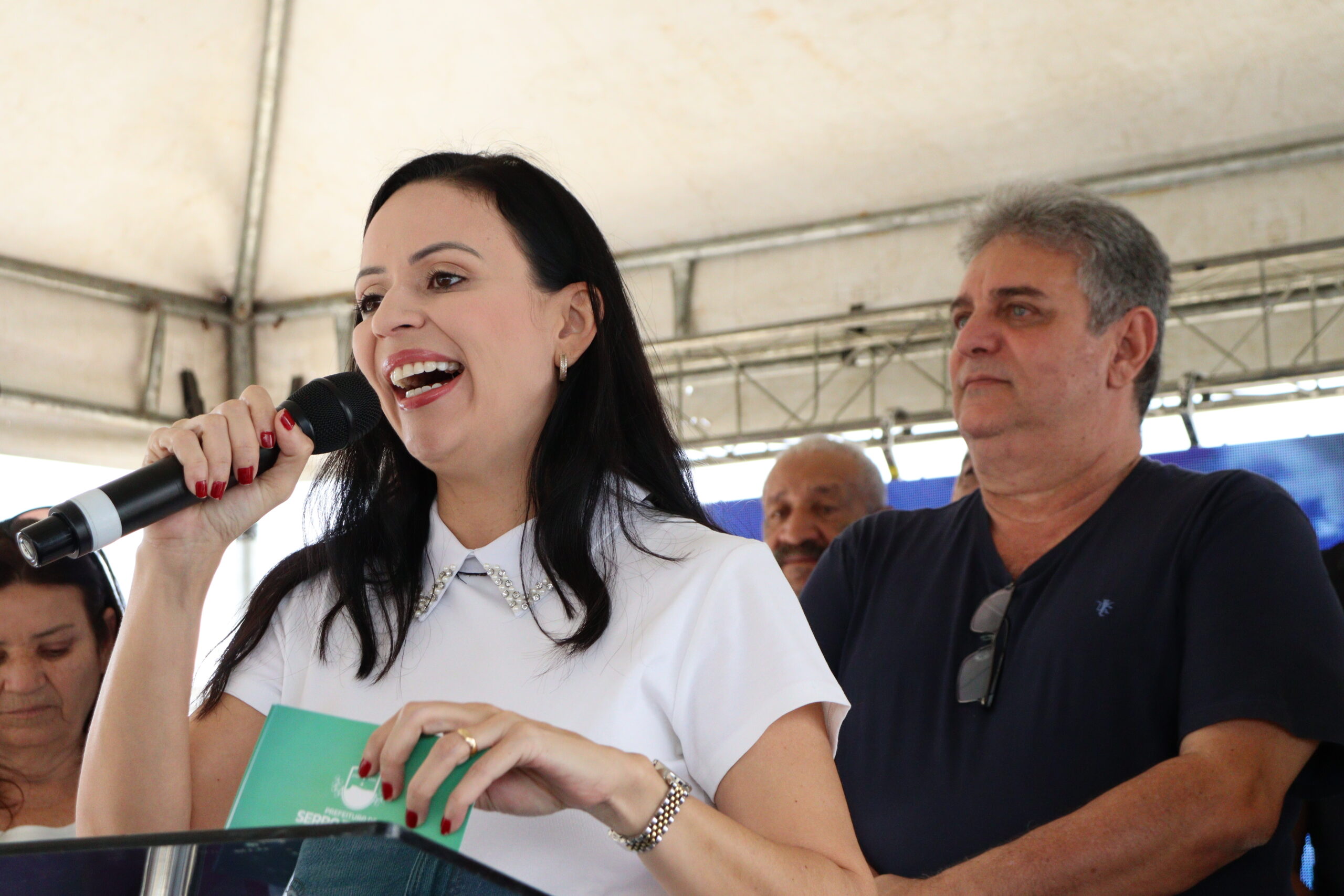 Márcia diz que Monteiro é 'salvador da pátria' e faz anúncios