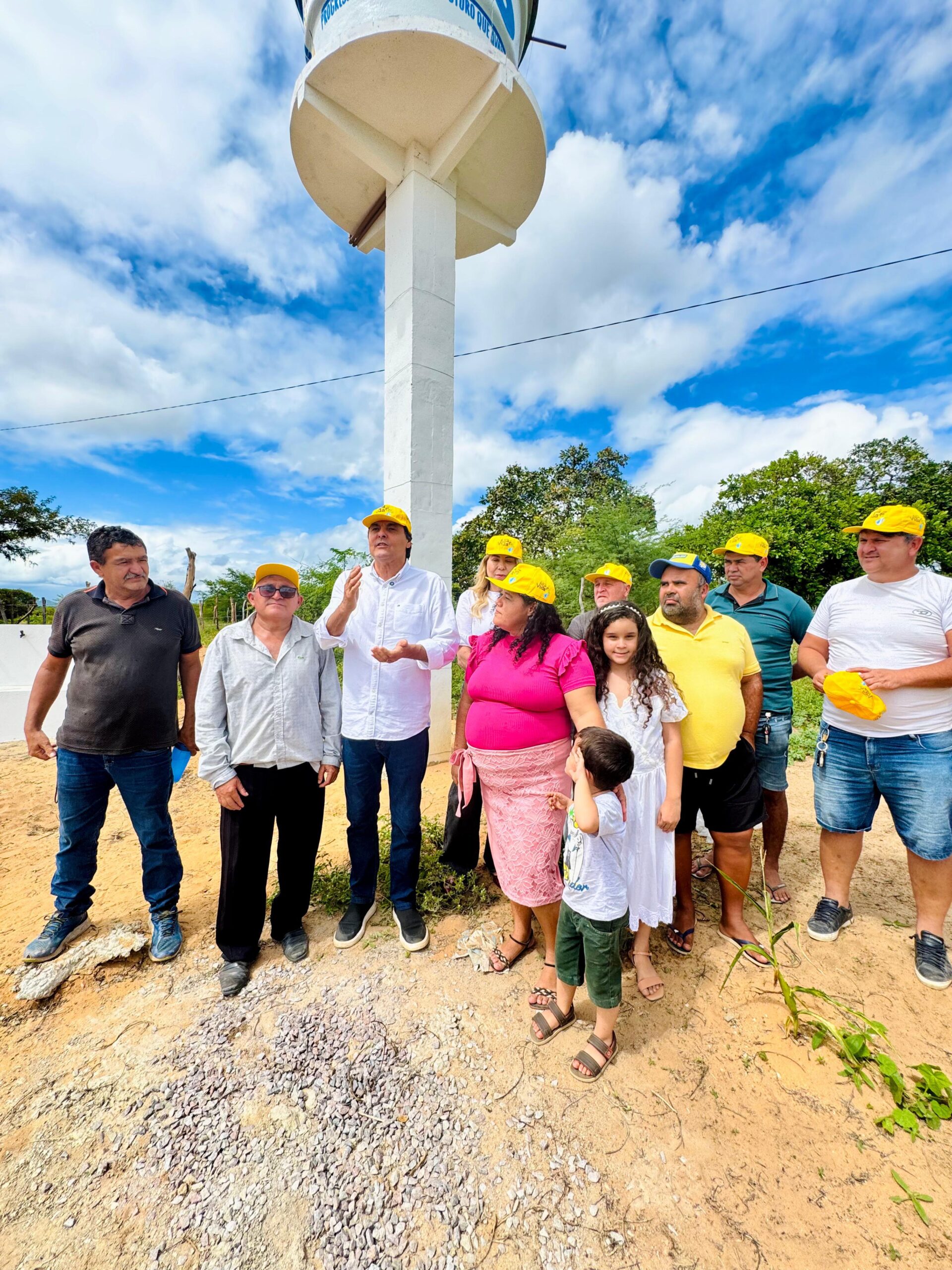 Marconi Santana acompanha entrega do Programa Água é Vida, em Flores