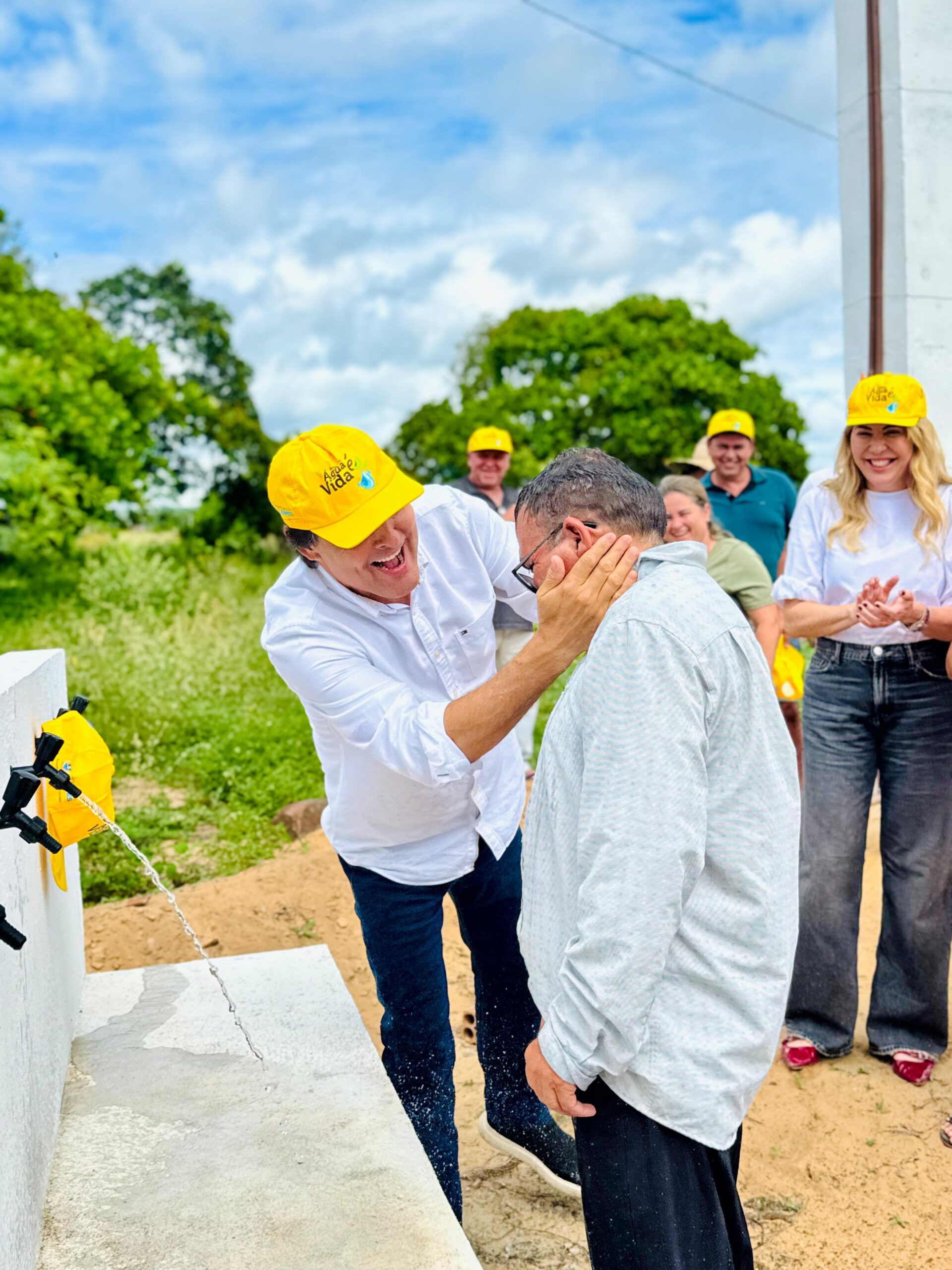 Marconi Santana acompanha entrega do Programa Água é Vida, em Flores