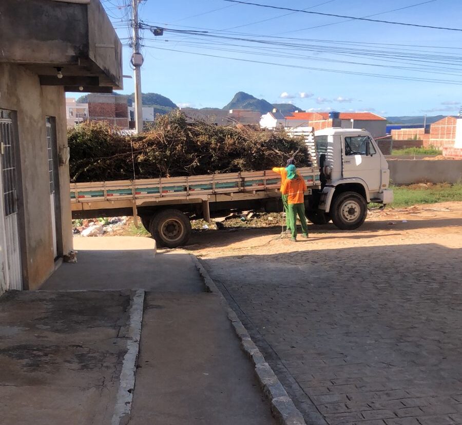 Após denúncia no Farol, prefeitura realiza limpeza de rua e morador agradece 1 Após matéria do Farol, PMST envia equipe e realiza a limpeza de rua