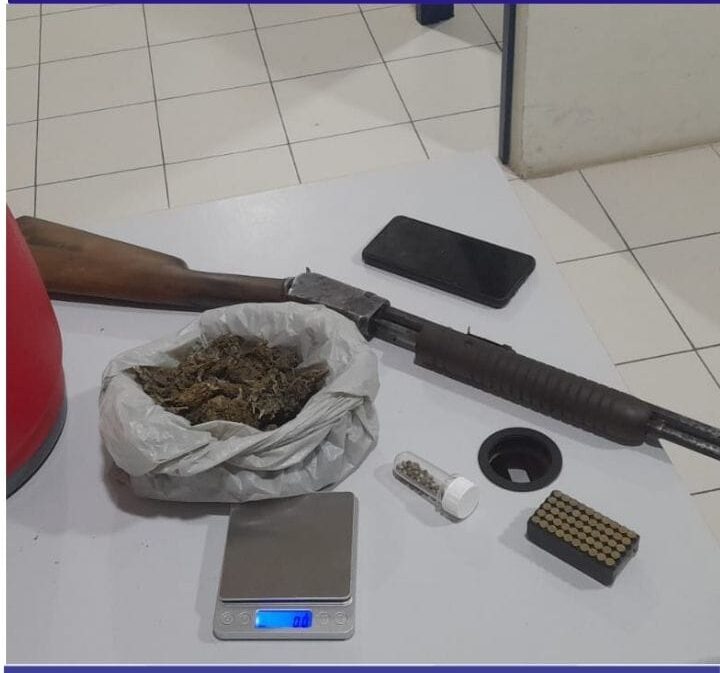 Homem embriagado é detido após agredir a namorada em Flores 1 Homem embriagado é detido com arma e munições após agredir namorada