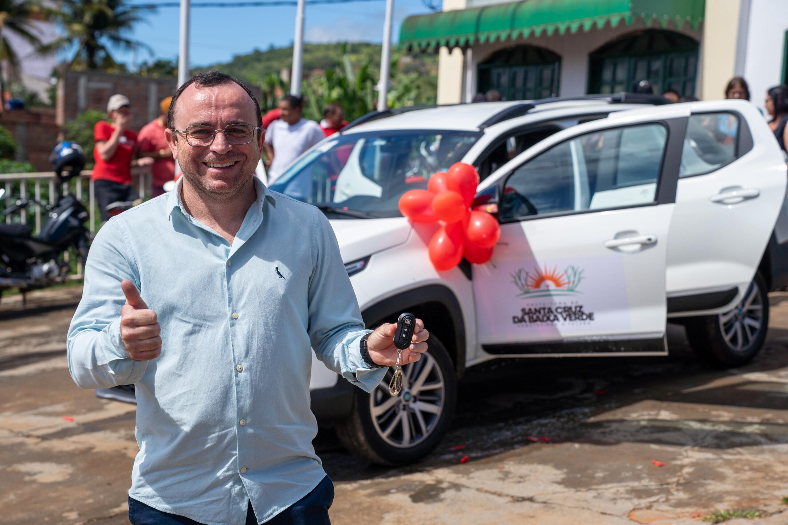 Dr. Ismael adquire carro 0km para Prefeitura de Santa Cruz da Baixa Verde 1 Fotos: Reprodução