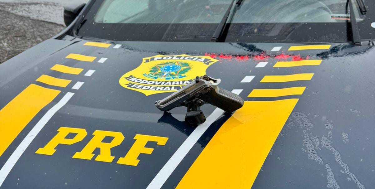PRF detém dupla com arma e carro roubado na BR-232 1 Após tentativa de fuga, dupla é detida com pistola e carro roubado - Fotos: Divulgação/PRF