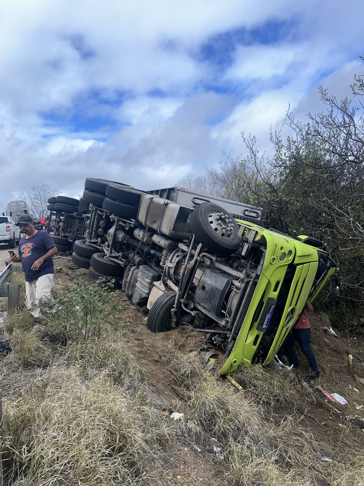 Caminhão tomba na BR-116 e tem carga saqueada