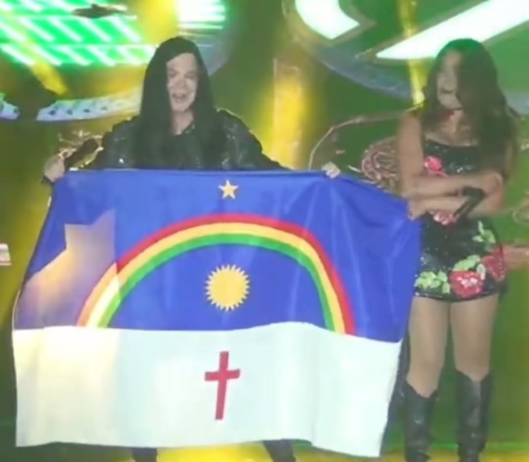 Vídeo: cantora da Banda Calcinha Preta comete gafe com bandeira de PE 1 Cantora da Banda Calcinha Preta comete gafe com bandeira de PE - Imagem: Reprodução