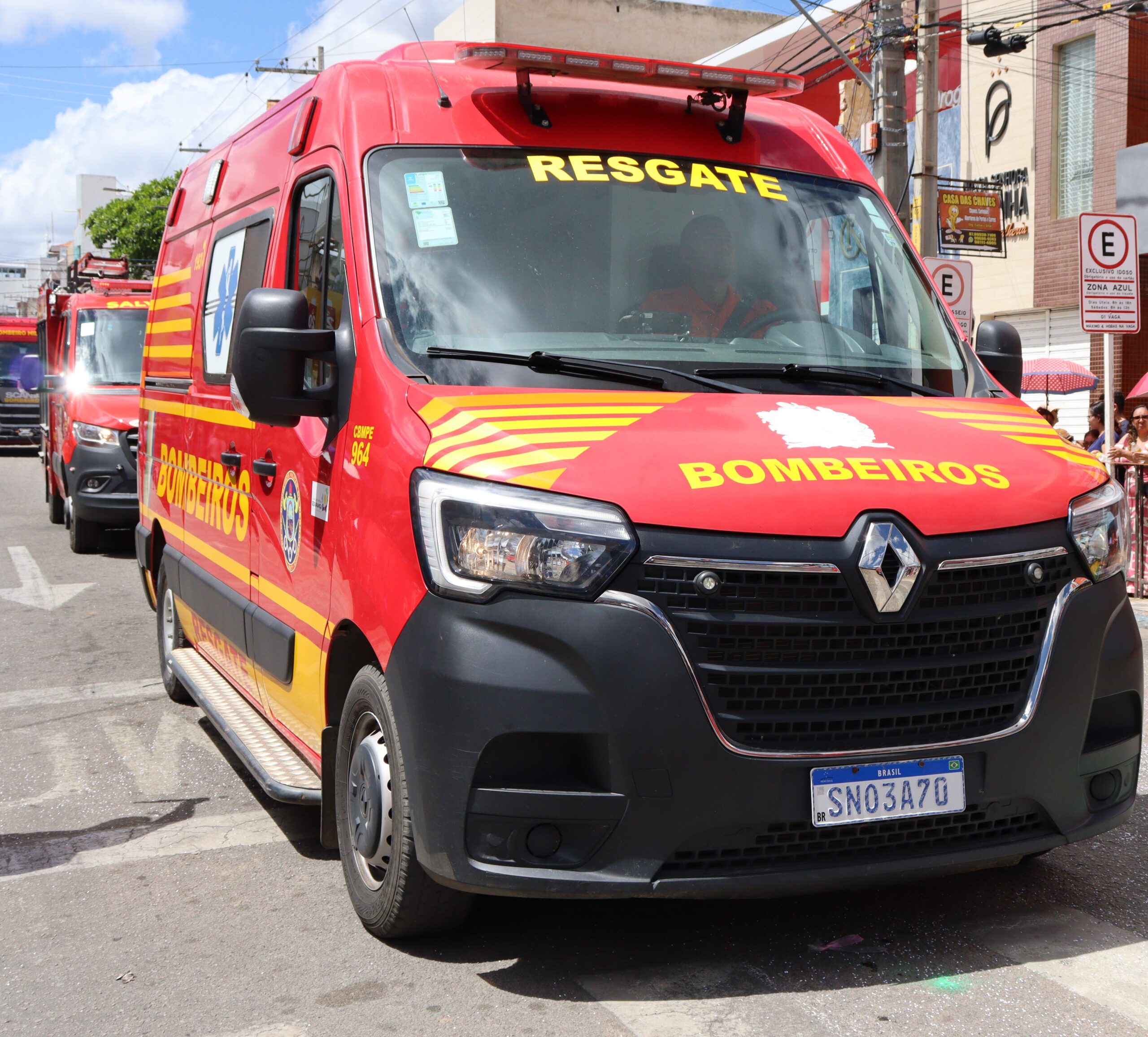 Mulher sofre queda de moto após colidir com carro na BR-232; em ST 1 Mulher sofre queda de moto após colidir com carro na BR-232