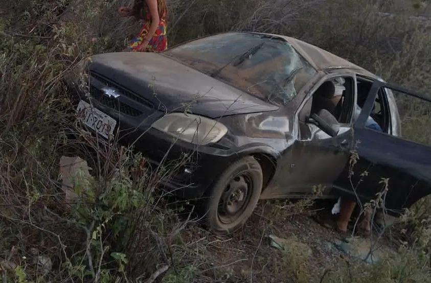 Carro capota com cinco pessoas na PE-390 em Floresta, nessa 3ª