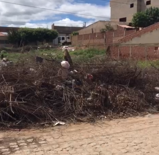 Alô, Prefeitura! Lixo no Ipsep completa 2 meses, dizem moradores 1 Leitor denuncia lixo acumulado no Ipsep