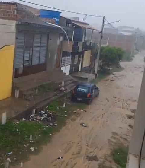Leitor reclama falta de calçamento em bairro de ST e diz que vive em risco
